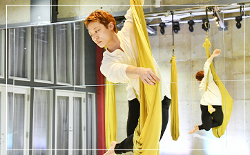 踊っている写真